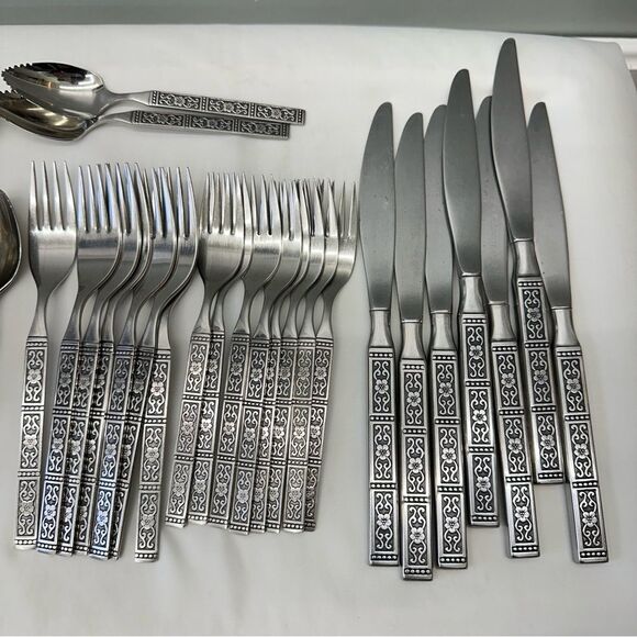 Oneida Isabella stainless silverware set of 41. Knives small large forks spoons - Picture 3 of 10